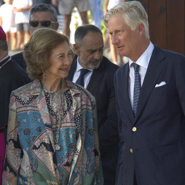 La reina Sofía sorprende en Granada con una blusa muy original: el look de verano que ha llevado junto al rey de Bélgica