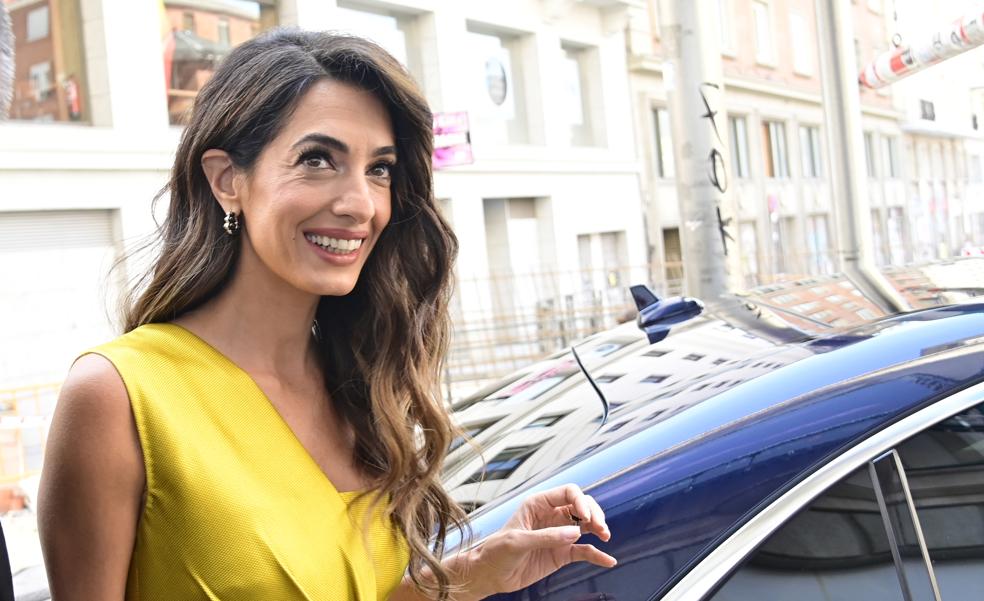 Hemos encontrado en H&M el vestido de Amal Clooney para salir a cenar una noche de verano (y cuesta menos de 8 euros)