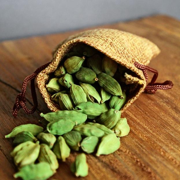 Bolsa con semillas de cardamomo. 