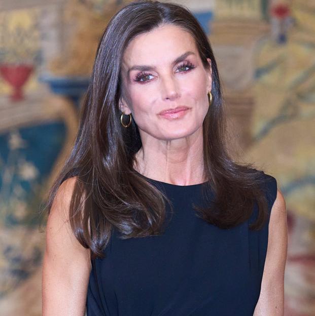 El vestido negro perfecto de la reina Letizia está ahora rebajadísimo y baratísimo y lo puedes comprar en El Corte Inglés