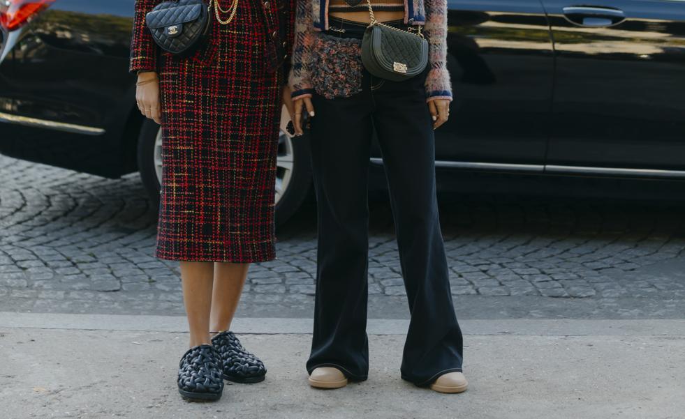 ¿Te atreves con los zuecos de goma? Así es la tendencia del verano que arrasa en el street style