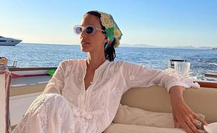 Los trucos de estilo de Sassa de Osma para conseguir (siempre) el mejor look de playa