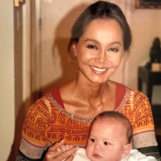 Chabeli Iglesias de bebé junto a su madre, Isabel Preysler. /