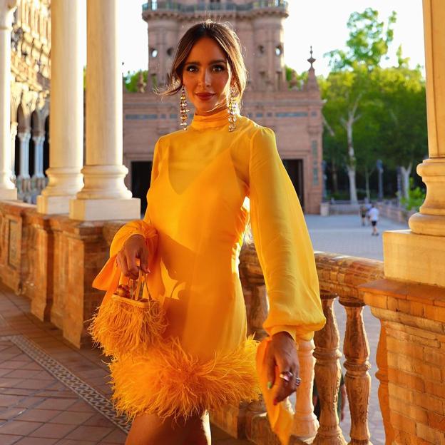 El vestido de Mango hecho para triunfar: cómo ser la invitada perfecta con este diseño con plumas low cost
