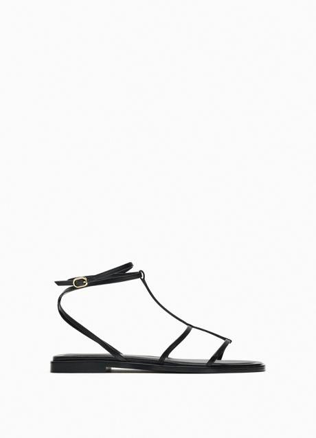 Sandalias planas de piel de Zara (29,90 euros)