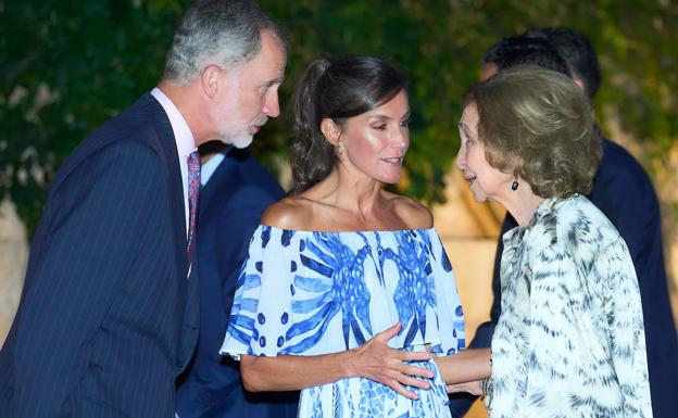 En algún momento, el rey Felipe se sumó a la conversación entre Letizia y su madre con el mismo gesto solícito que la reina. 