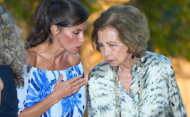 Letizia no dejó de aclararle a la reina emérita las dudas que esta le planteaba. 