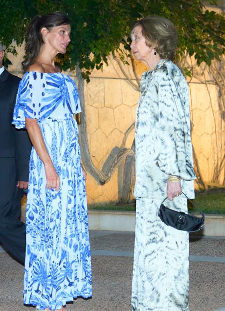 La interacción entre la reina Letizia y Sofía de Grecia fue constante durante toda la recepción en Marivent, con momentos tan simpáticos y reveladores como este. (FOTO: LIMTED PICTURES)