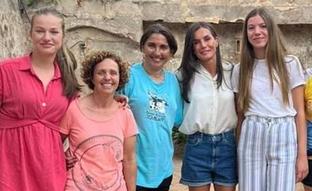 Letizia como nunca la has visto: con pantalones vaqueros cortos (y diez años menos) en una visita a una granja escuela de Palma