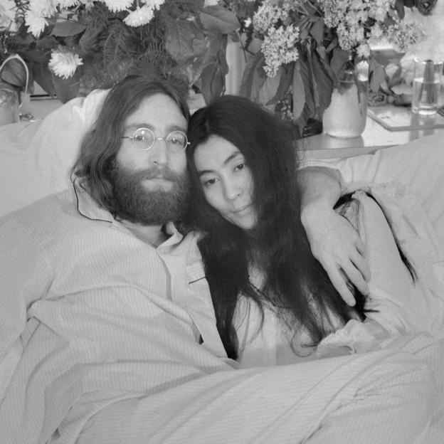 Yoko Ono y John Lennon, juntos en la cama. 