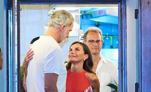 Lo que no se vio de la cena sorpresa de Letizia y la familia real en Palma: la reina enamorada y la primera foto del verano de la reina Sofía y sus nietas