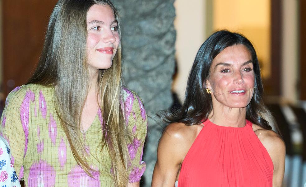 La reina Letizia ilumina la noche de Palma con un vestido rojo de cuello halter y su cara de felicidad