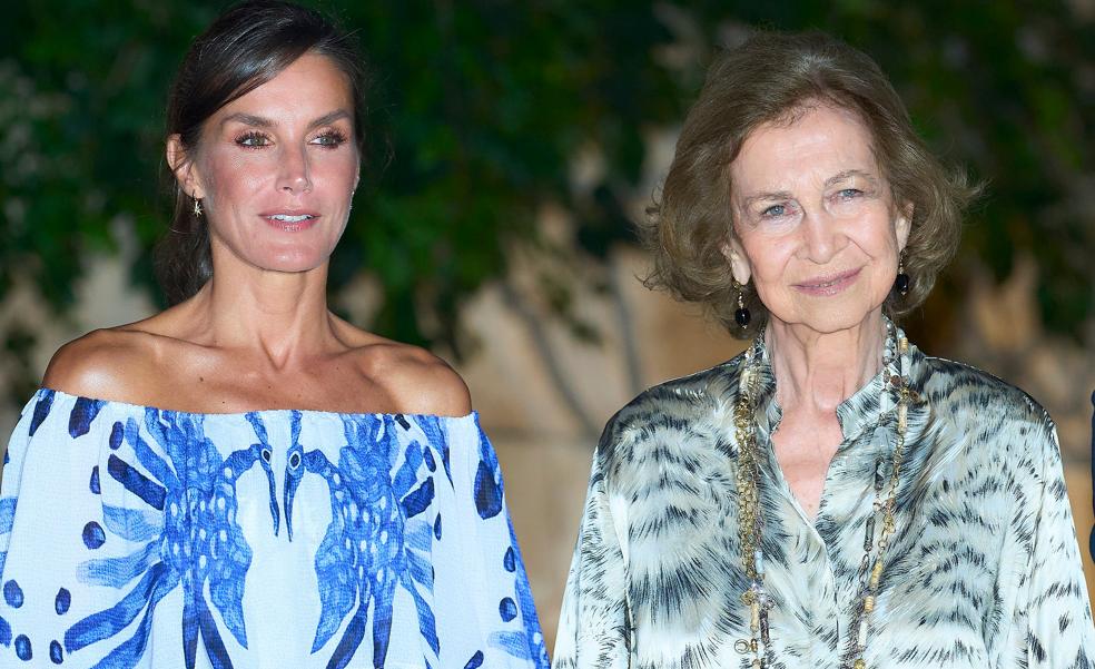 La reina Letizia y la reina Sofía, unidas por las joyas: el significado de los pendientes y el collar que han llevado a juego en Mallorca