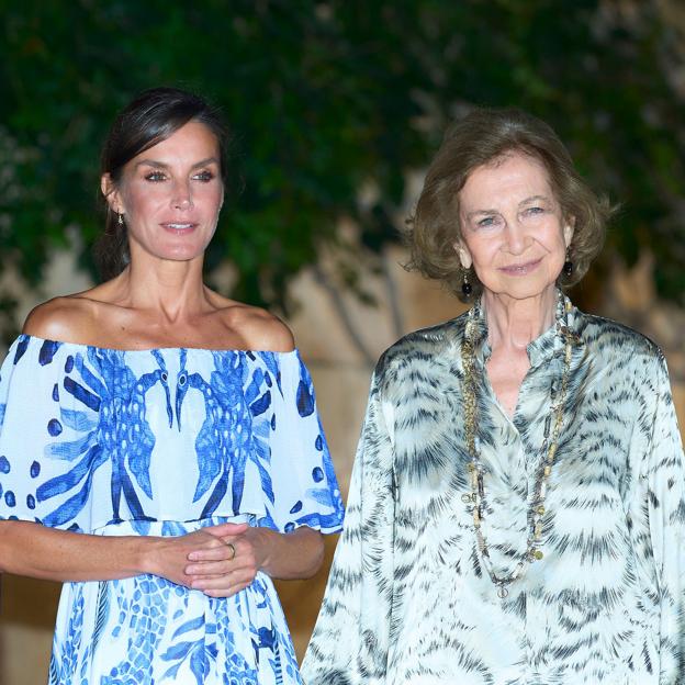 La reina Letizia y la reina Sofía, unidas por las joyas: el significado de los pendientes y el collar que han llevado a juego en Mallorca