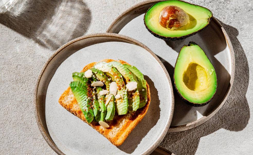 ¿Es verdaderamente sano tomar aguacate en el desayuno? La ciencia ha hablado