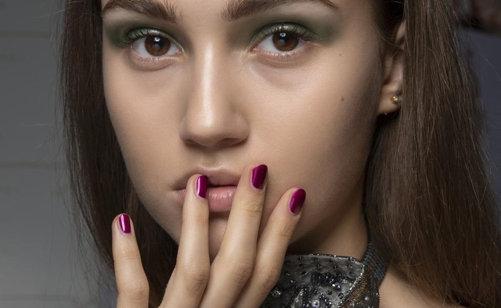 Los mejores diseños de uñas en colores morados para una manicura moderna y tendencia