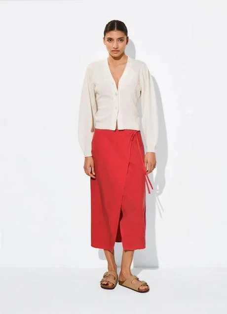 Falda roja de lino de Parfois, 29,99 euros.