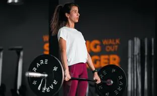 Lawnmower pull, el ejercicio con mancuerna que entrena los músculos de tu espalda mientras fortaleces core y piernas