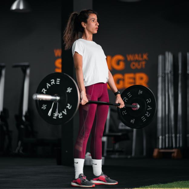 Lawnmower pull, el ejercicio con mancuerna que entrena los músculos de tu espalda mientras fortaleces core y piernas