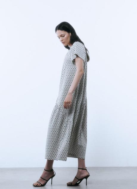 Vestido estampado de Sfera (15,99 euros)