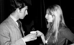 La olvidada historia de amor de Carlos III y Barbra Streisand que nadie recuerda (y que pudo convertirla en reina)