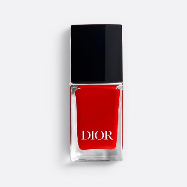 Laca de uñas color couture Vernis en el tono 999 Rouge de Dior. (31 euros).