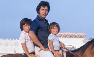 La infancia feliz de Rodolfo Sancho con sus hermanos: vida de millonarios en Madrid, vacaciones en Galicia y Adolfo Suárez de padrino