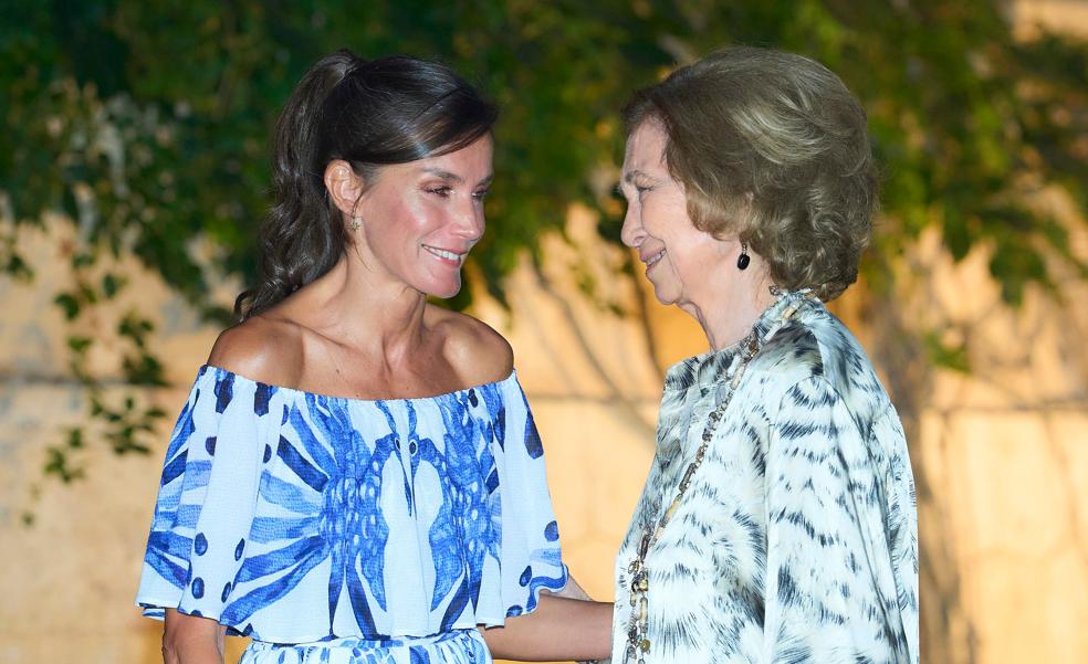 La reina Sofía le quita el bolso a Letizia: el original capazo de verano que confirma que comparten armario