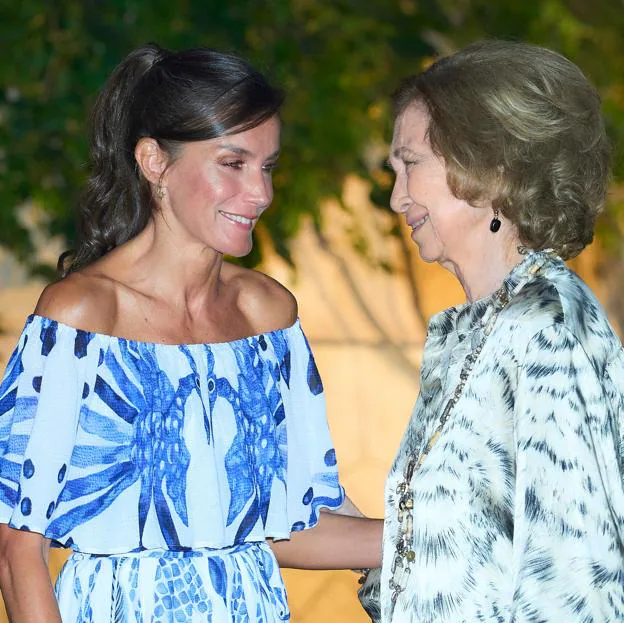 La reina Sofía le quita el bolso a Letizia: el original capazo de verano que confirma que comparten armario