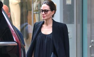 No te pierdas el total look negro de Angelina Jolie: muy fácil de copiar y que es pura elegancia a los 40, los 50 y los 60