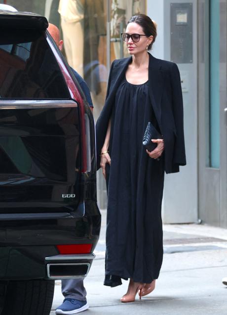 Angelina Jolie con un vestido negro. / GTRES