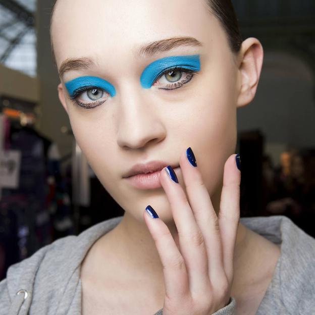 Cómo llevar las uñas azules esta temporada: las ideas de manicura más originales para lucir la tendencia más viral de Tiktok