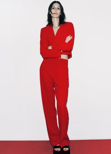 Pantalón rojo de Zara (39,99 euros)