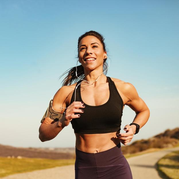 Mujer practicando running en la naturaleza. 