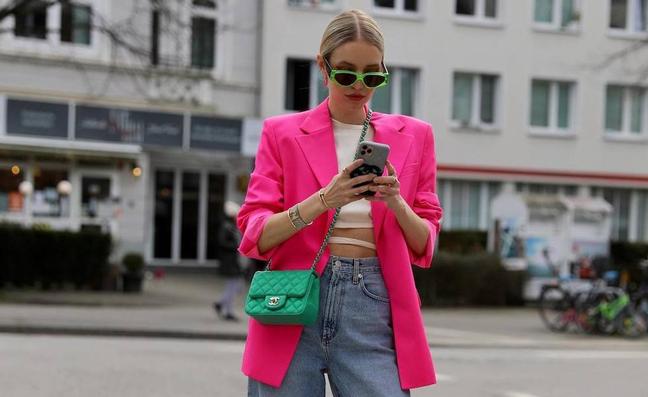 Chaquetas color rosa super favorecedoras para llevar la tendencia Barbiecore en septiembre