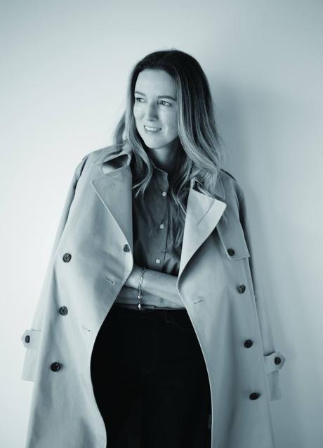 Clare Waight Keller posa para anunciar su nueva línea con Uniqlo.