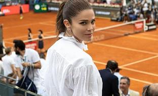 Juana Acosta tiene el vestido blanco perfecto para resaltar el moreno este verano (y es made in Spain)