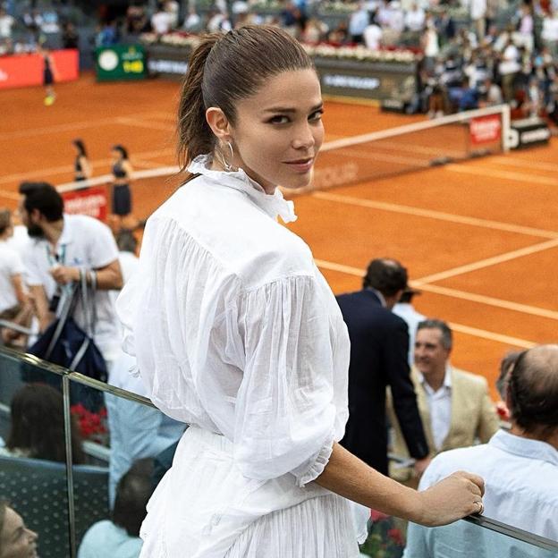 Juana Acosta tiene el vestido blanco perfecto para resaltar el moreno este verano (y es made in Spain)