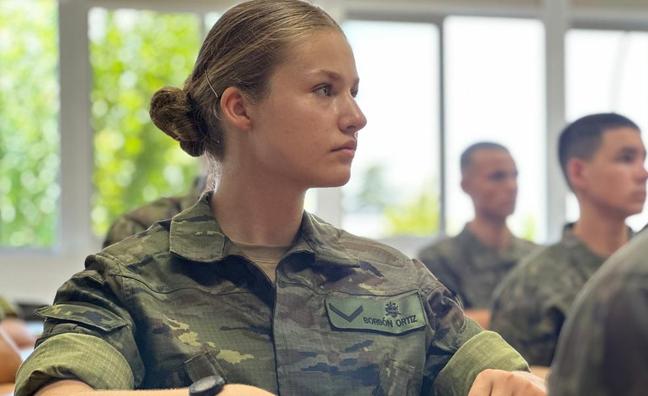 Las primeras fotos de Leonor vestida de uniforme: pelo recogido, look impecable y actitud poderosa