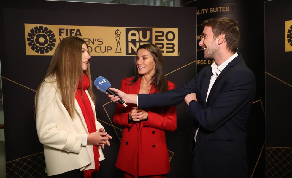 El look de influencer de la infanta Sofía para ver la final del Mundial en Sidney: una camiseta de rayas tendencia y la chaqueta que va a triunfar en otoño