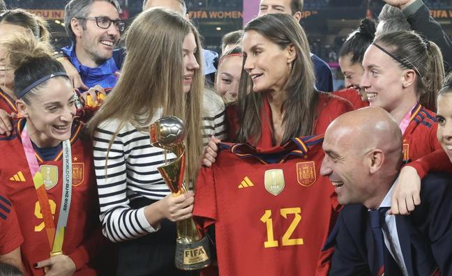 Lo que no hemos visto de Letizia y Sofía en la final del Mundial de fútbol femenino en Sídney: euforia en la grada, abrazos a las jugadoras de la selección y la reina y la infanta descolocadas por el no-protocolo de la celebración