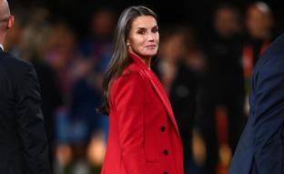 La reina Letizia, de rojo para apoyar a España en el Mundial de fútbol femenino también con su look: este es su traje de Zara más favorecedor