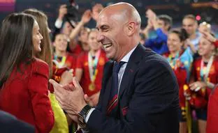 Los tres momentos conflictivos de Luis Rubiales, presidente de la Real Federación Española de Fútbol, en el Mundial de Sídney: beso forzado, beso robado y gestos obscenos
