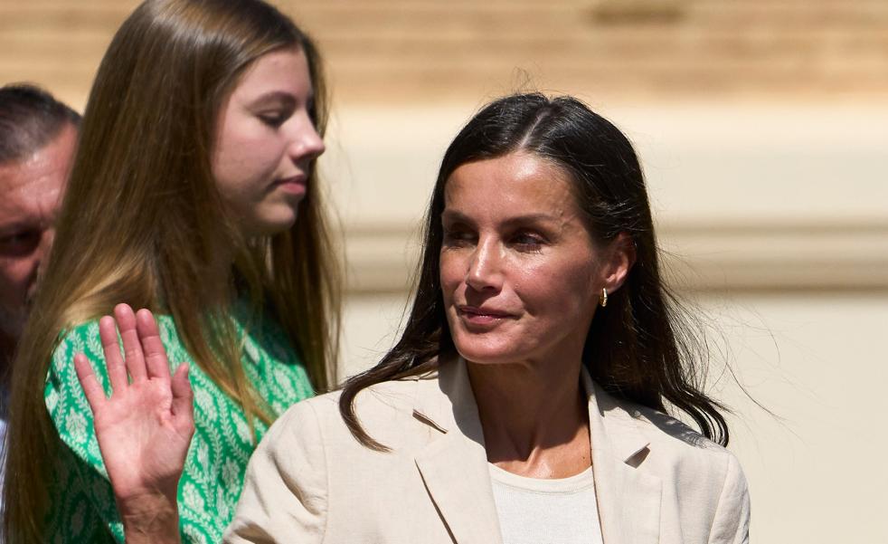 La reina Letizia de paseo por Sidney antes de ver la final del Mundial de fútbol femenino: las fotos de su llegada a Australia junto a la infanta Sofía