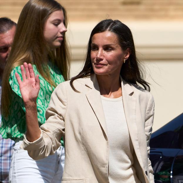 La reina Letizia de paseo por Sidney antes de ver la final del Mundial de fútbol femenino: las fotos de su llegada a Australia junto a la infanta Sofía