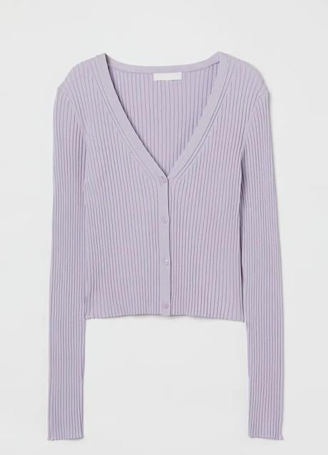 Chaqueta de punto en color lila de H&M (19,99 euros)