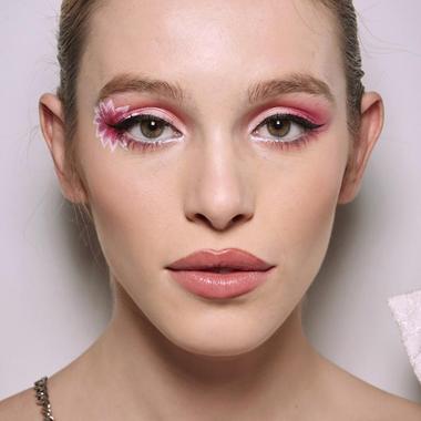 Qué tiene este labial gloss viral y por qué todo el mundo quiere probarlo