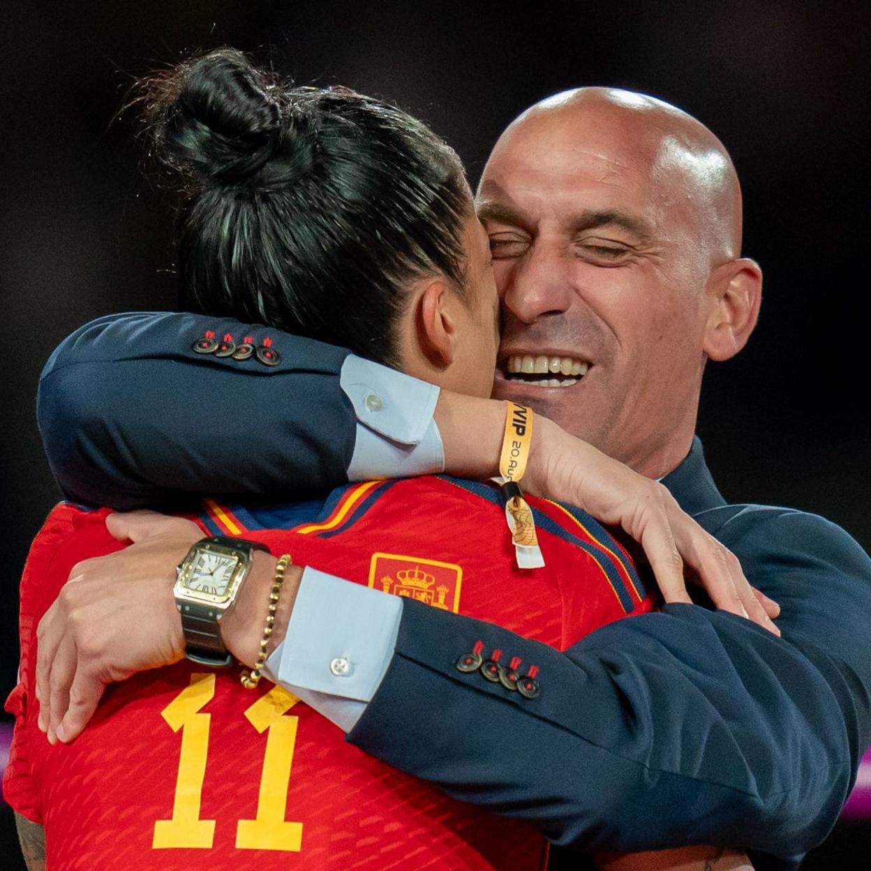 El abrazó de Luis Rubiales a Jenni Hermoso que terminó en beso forzado en el estrado, mientras la reina Letizia entregaba las medallas de campeonas del mundo en el Accord Stadium de Sídney. /gtres