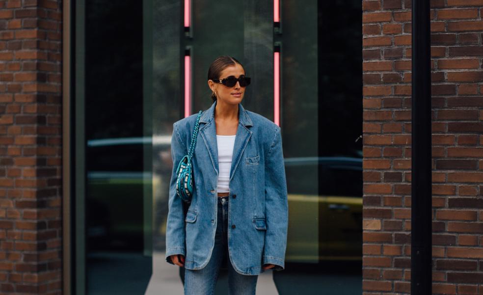 La chaqueta más sofisticada para el entretiempo es la blazer denim que arrasa en el street style