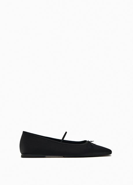 Bailarina satinada en color negro de Zara (25,99 euros)